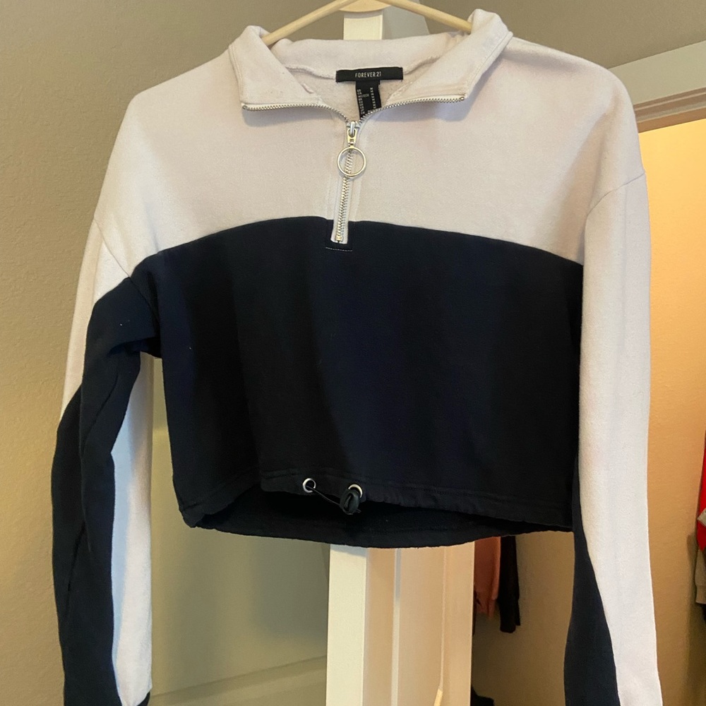 Forever 21 blue and white cropped sweatshirt with zipper. Size M.